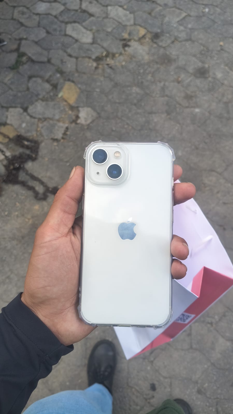 Celular entregue em mãos ao cliente